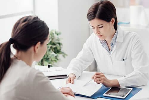 Clinician talking to patient about narrative medicine therapy