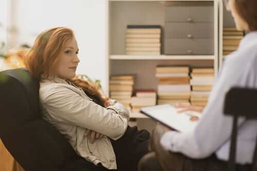 Woman on sofa talking to counselor at vicodin addiction treatment center