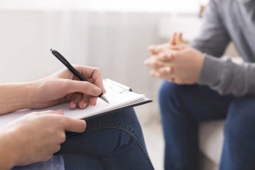 therapist and client discuss what is psychotherapy