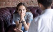 woman and therapist discuss addiction help