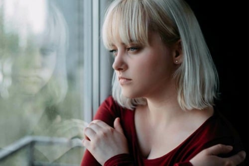 alcohol-and-mental-health a young woman thinking about alcohol and mental health