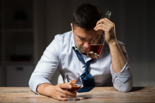 man struggles with drinking and wonders am i an alcoholic