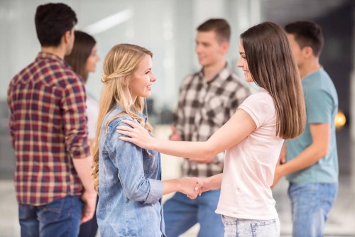 two women meeting in one of the heroin rehab centers in texas