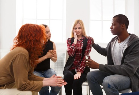 therapy group discusses symptoms of a panic attack vs an anxiety attack