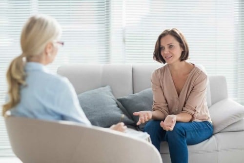 a doctor explaining to a woman what is therapeutic recreation