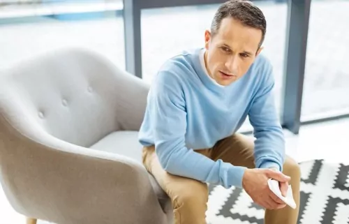 Man, speaking with his therapist about Narcan