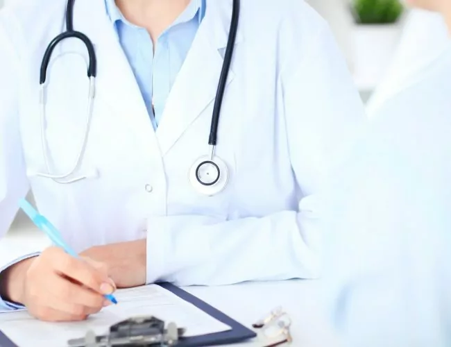 A doctor during a consultation for benzodiazepine detox in Houston.