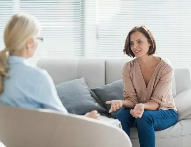 woman speaking with her therapist with attending a partial hospitalization program in houston